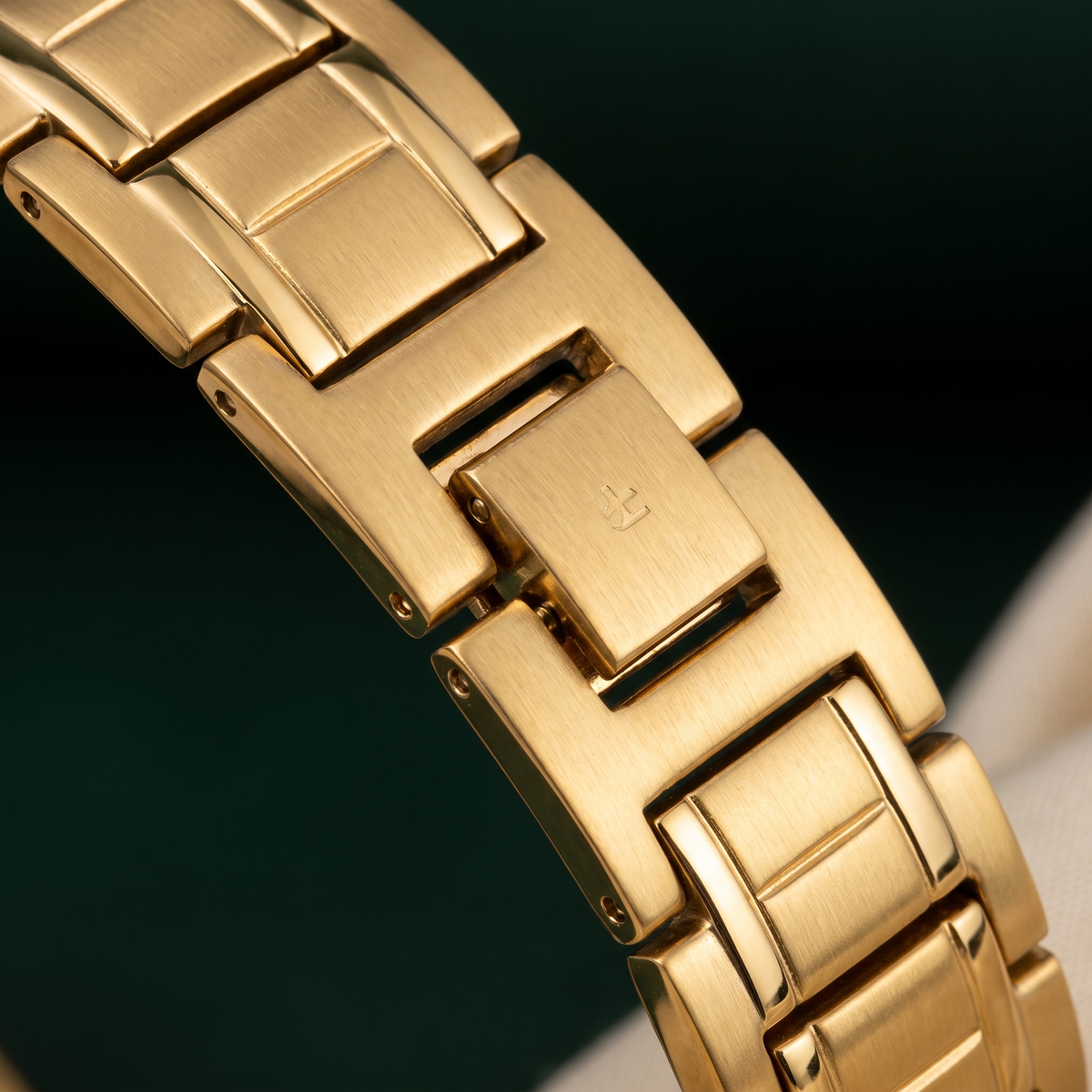thick design 6x gold bracelet - macro of the polished gold links and fold-over clasp